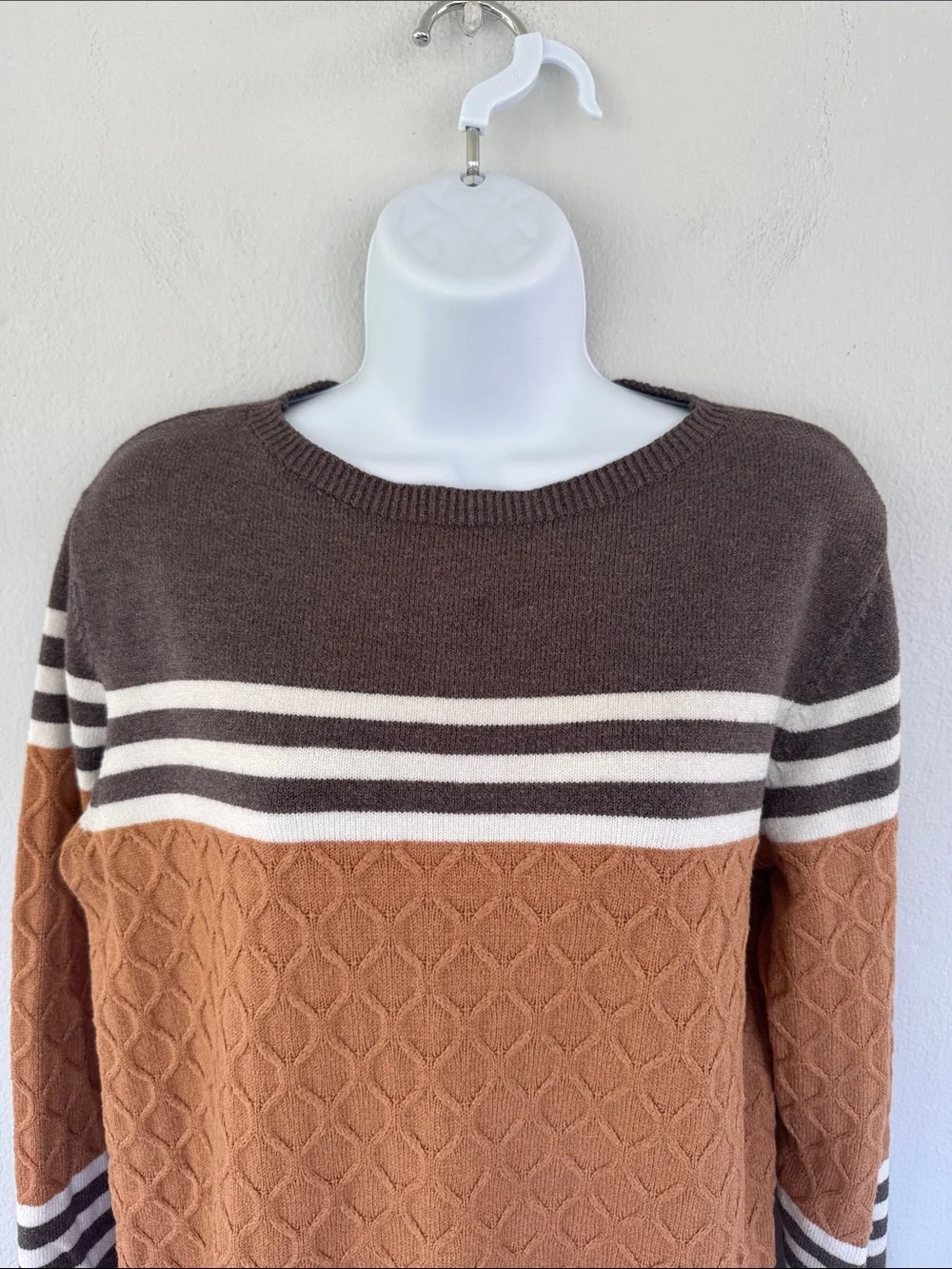 Brown gray white stripe textured knit long sleeve crewneck sweater size medium